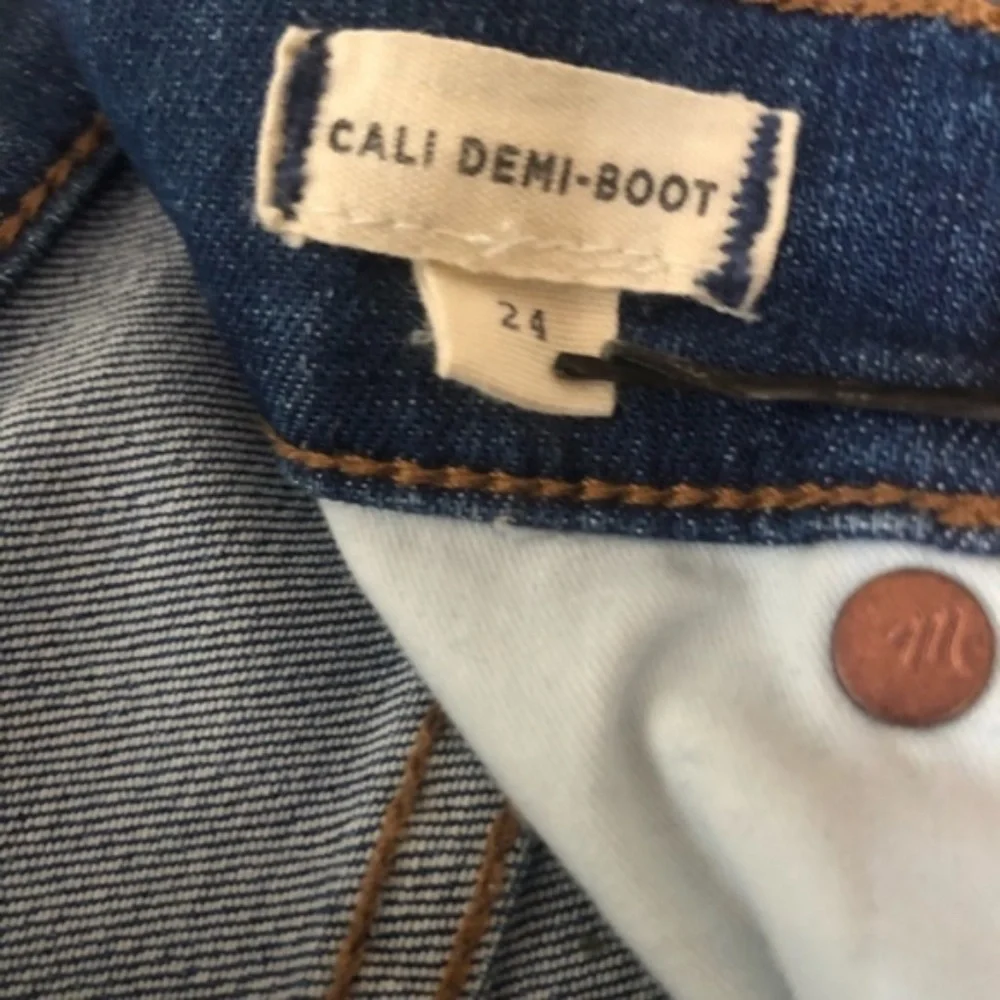 ❤️Madewell Jeans Cali Demi Boot Raw asymmetrical Hem medium wash size 24